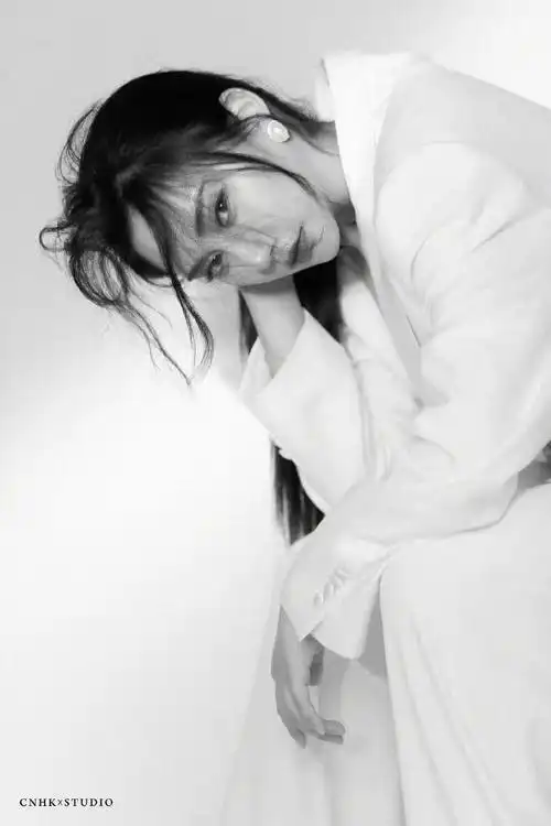 在之前释出的《追虎擒龙》花絮中,96年新生代演员@常钰词玩手枪被震