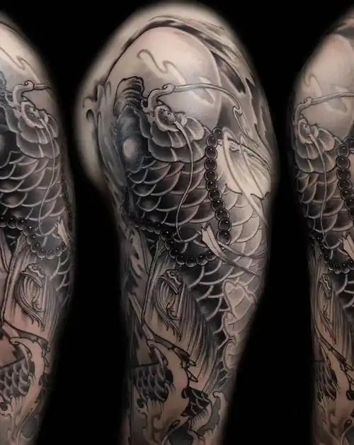 新传统鲤鱼纹身图片_手臂新传统纹身图案