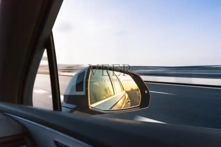 汽车在路上行驶照片摄影图片