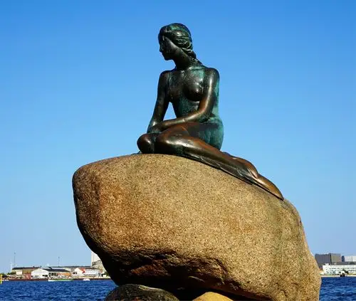 丹麦的小美人鱼雕像