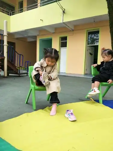 阳光灿烂幼儿园——小小班生活自理能力之穿鞋子