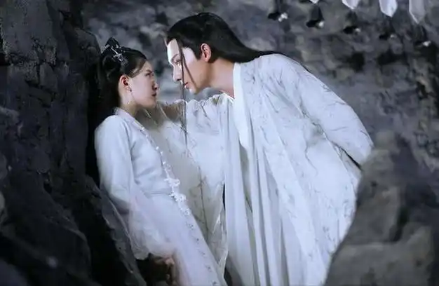 赵露思李宏毅聚餐视频曝光男方回应很无聊网友称咸猪手很恶心