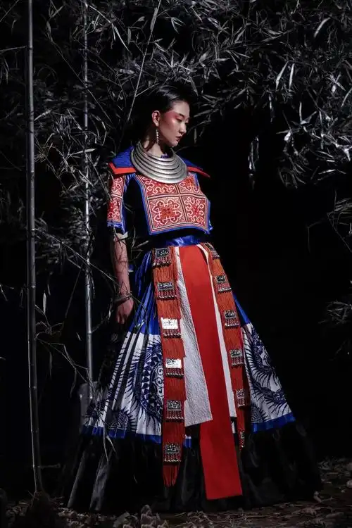 少数民族服装在当代舞台上的魅力和风采历史元素和当代审美的融合