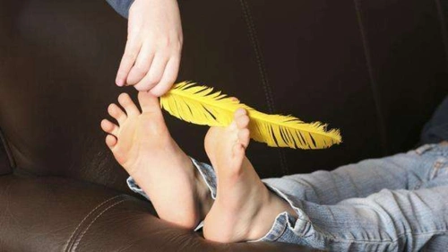 身体痒的时候,肯定是身体出现问题了.这个时候挠痒痒是不好的选择.