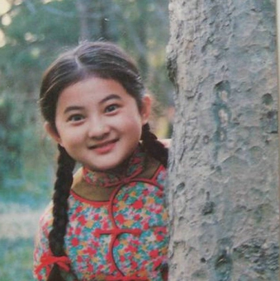 还记得《青青河边草》中的"小草"吗?如今38岁,依旧美丽动人