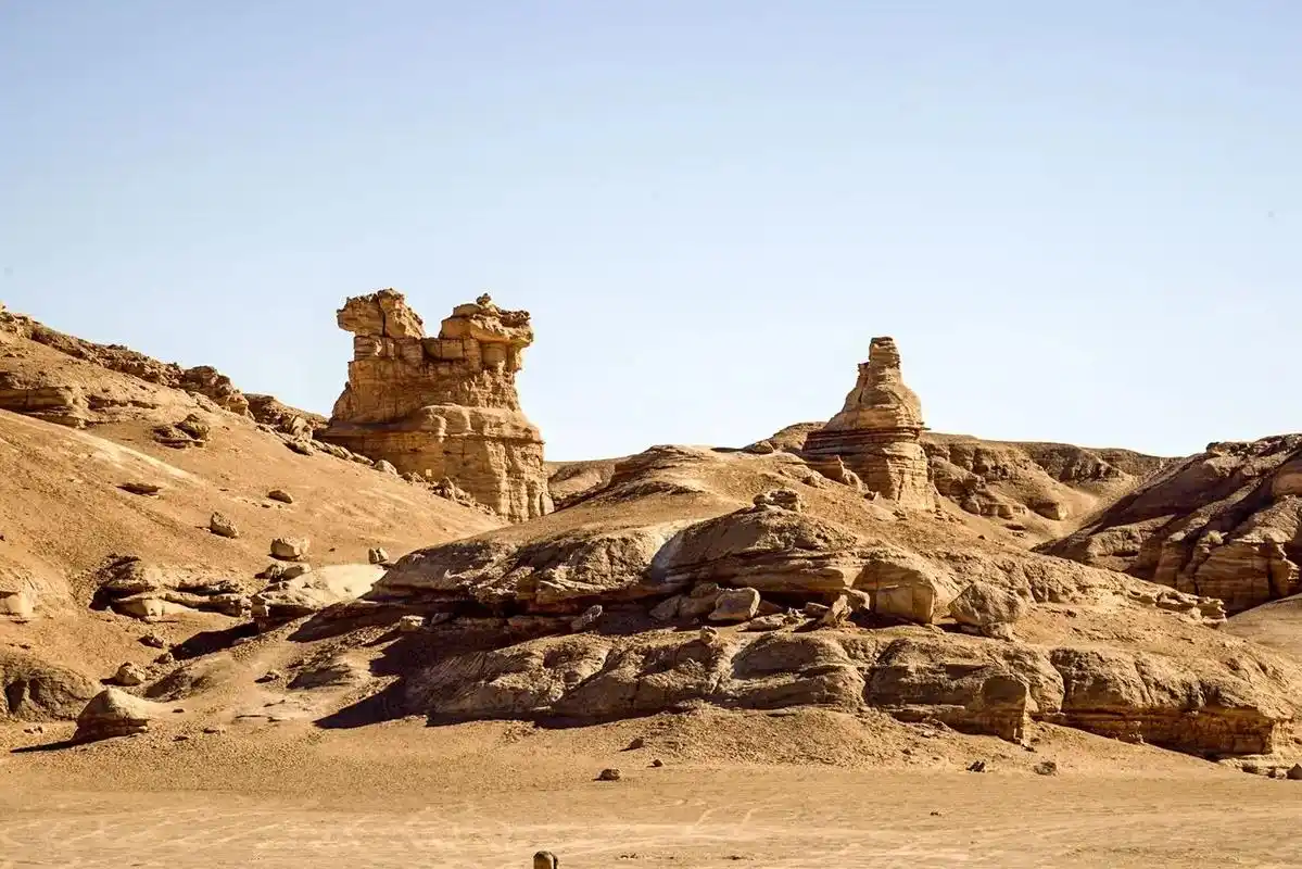 雅丹地貌是新疆罗布泊地区的一种特殊的地貌形态,是一种典型的风 - 抖