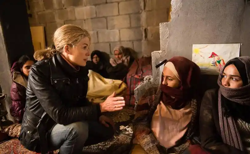 《私人战争》传记电影,一个极其沉重的题材,血淋淋,非常悲惨_玛丽