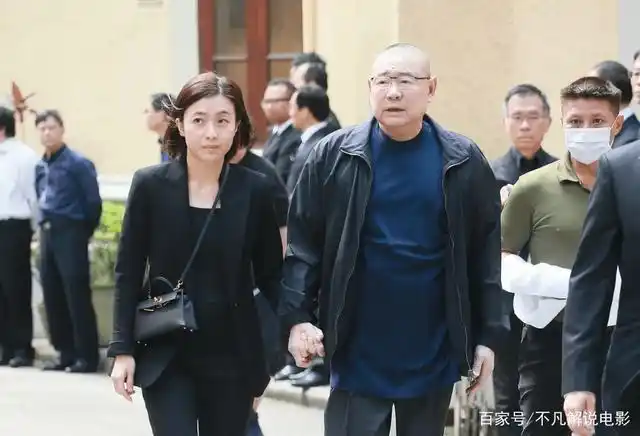 李嘉欣生病富豪刘銮雄送温暖夫人微笑面对