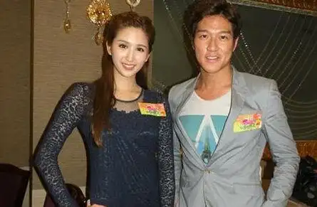 "爷孙恋"女主何傲儿再传"儿子恋" 疑与周子扬复合