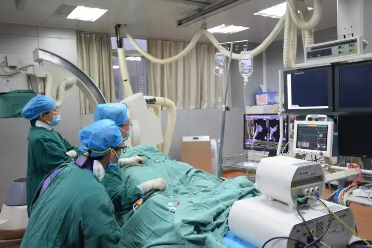 医护人员为患者行三维标测下射频消融术中