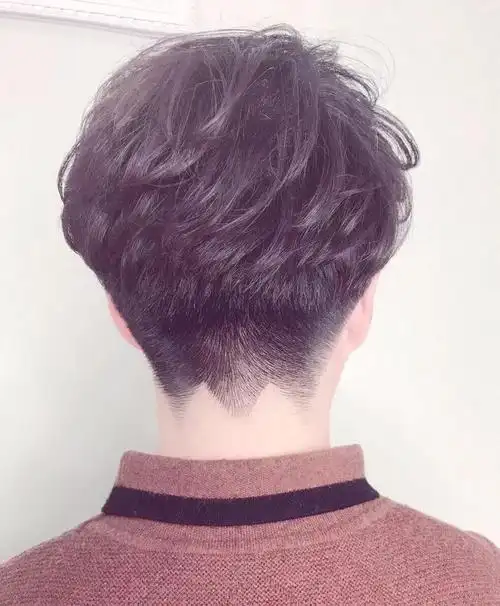 75就是将后脑勺剃短,上面的头发剪成有层次感的短发发型,带点纹理