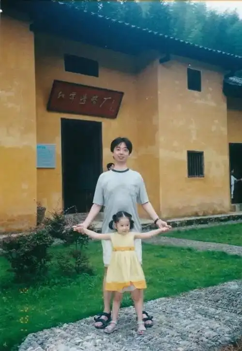 满满的爱! 博士父亲晒与女儿20年合照