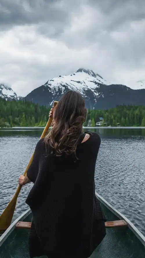 唯美清新自然旅行背影