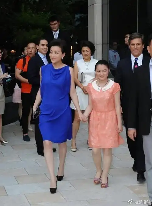 52岁杨澜全家照儿子像妈妈女儿像爸爸儿女颜值差异颇大