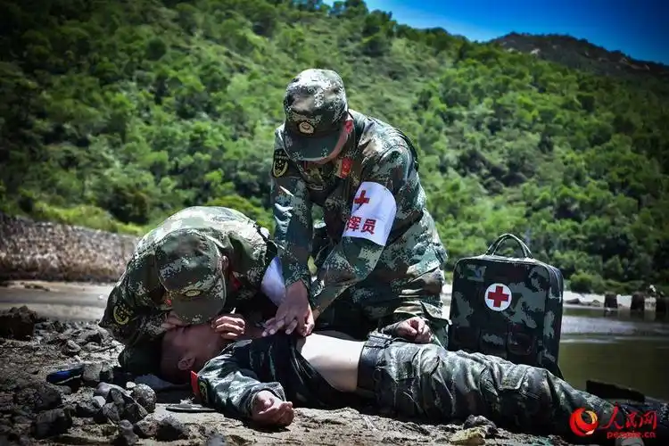 战地卫生员进行战场急救