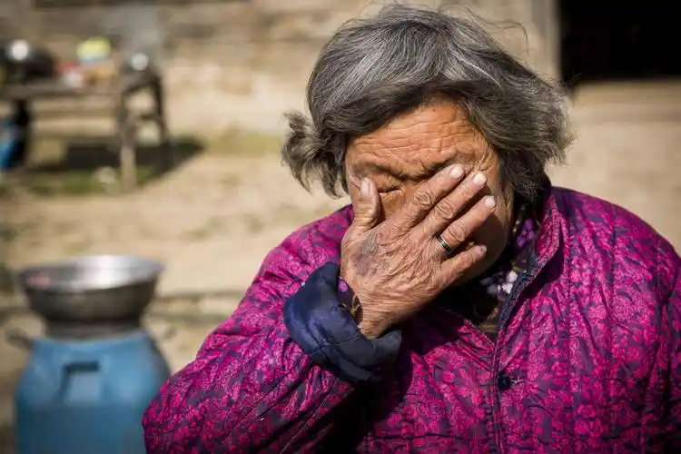 老年人眼不好风一吹就流泪竟然是身体寒湿重燥湿散寒是关键