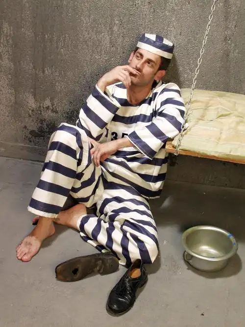 郁闷的囚犯在监狱牢房.无聊的囚犯.