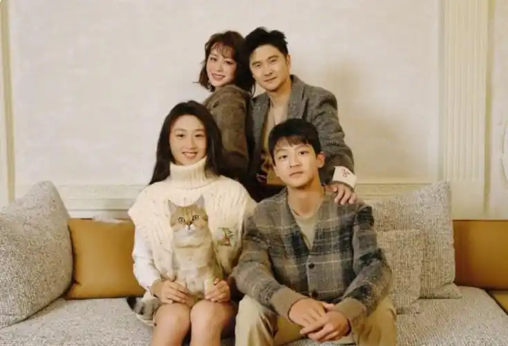 16岁森碟对比18岁多多:同样颜值出众,但两人的风格截然不同