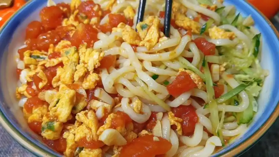 天热了,我家就喜欢吃这个番茄鸡蛋凉拌面,鲜香爽滑,天天吃不腻