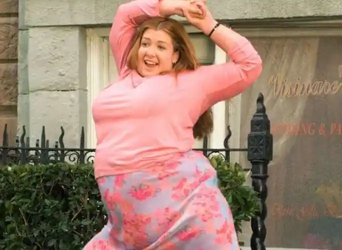 讲的是一个胖的女孩最后经过改造变成了美女,过程很搞笑,最后那个女的