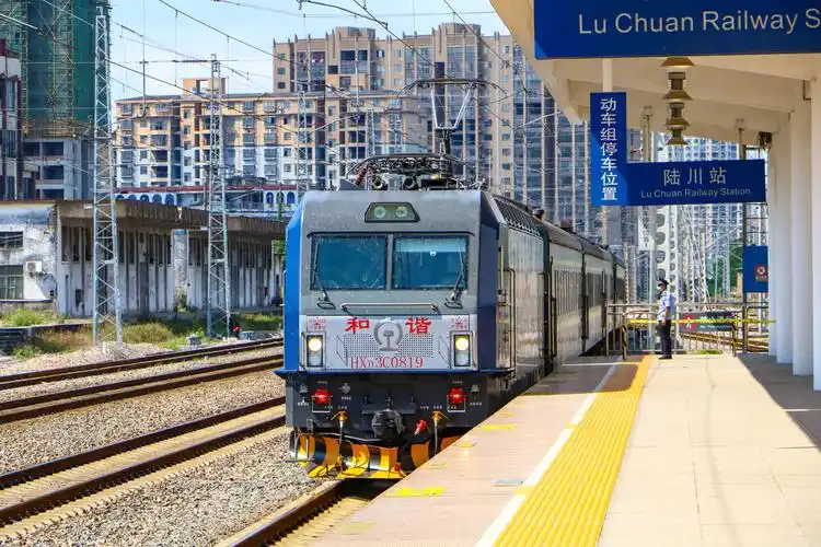 和谐电3c牵引k9314次驶进陆川站