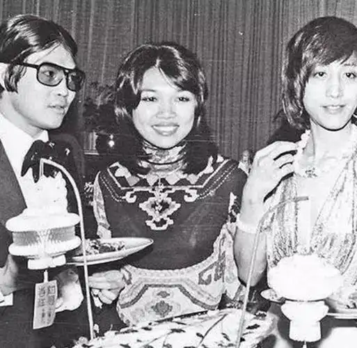 1970年,何鸿燊最宠爱的女儿何超英嫁给了殡葬业大亨的儿子萧百成,这场