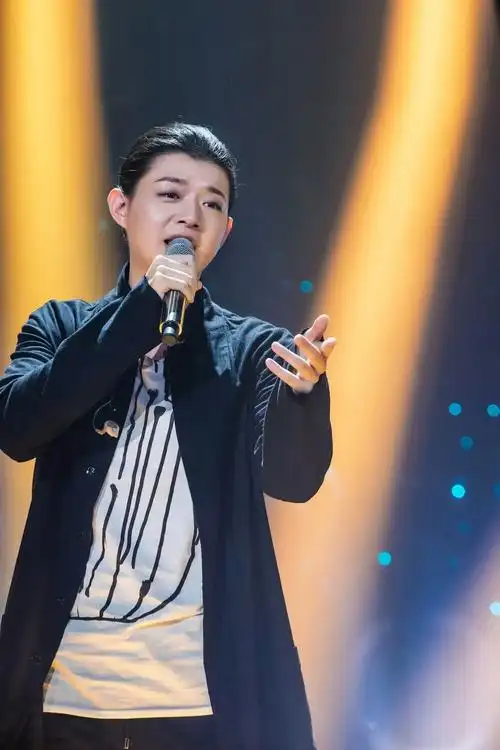 p>霍尊,1990年9月18日出生于上海,中国内地男歌手,音乐人,毕业于 a