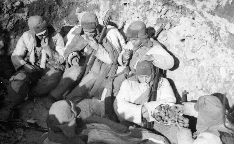 原创志愿军老照片,吃的让人心酸,但手里的真家伙让人振奋,英武绝伦