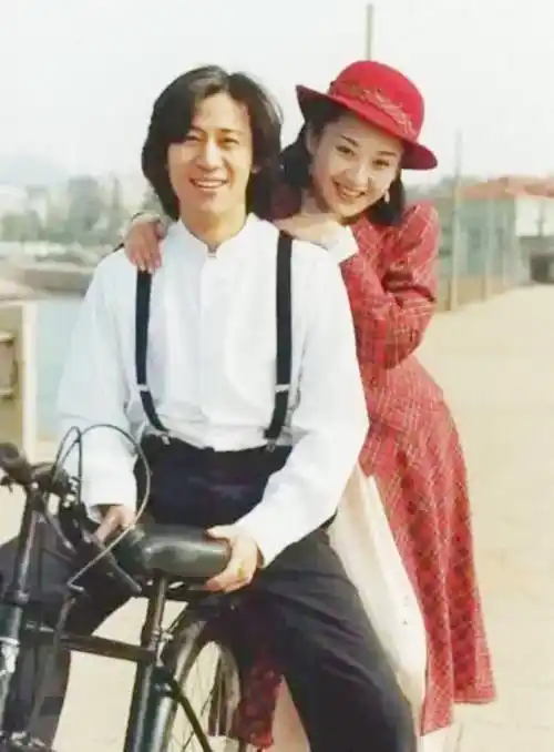 著名歌手解晓东最红时为何隐退他做妻子和母亲之间的润滑剂