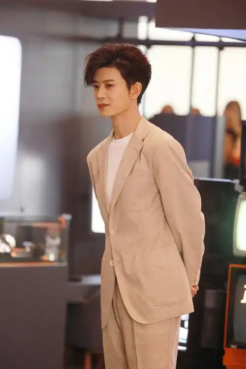 任嘉伦卡其色穿搭##任嘉伦青岛活动人气##任嘉伦青岛