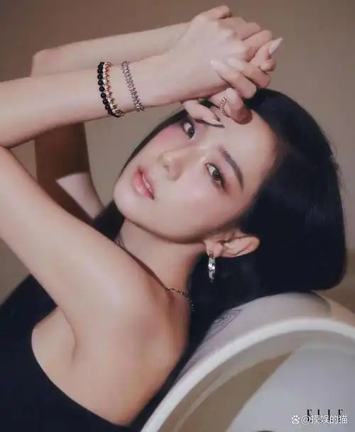 金智秀被海外时尚杂志评为"全球巨星",并登上了封面!