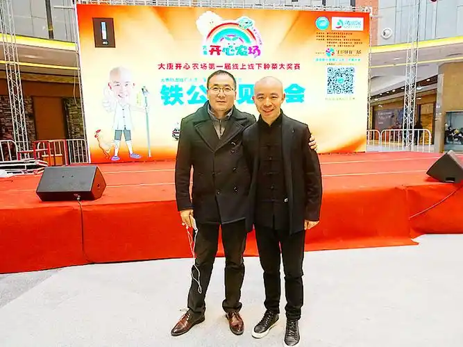 铁公鸡 一个小个子男人 因演幸福的火巴耳朵出名 成了巴蜀笑星