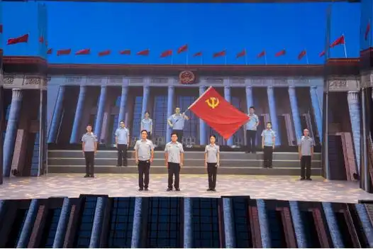 全体起立,齐声高唱《没有共产党就没有新中国》,手中挥舞的党旗,国旗