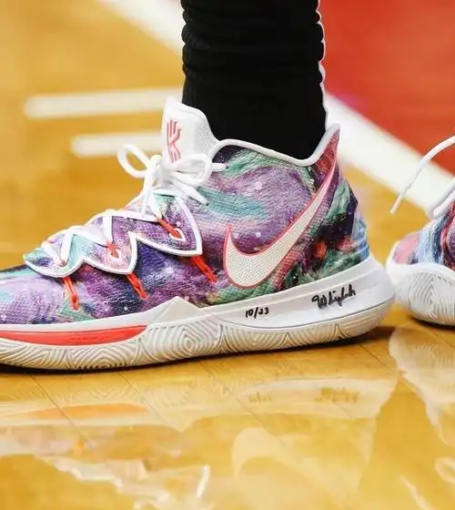 羡煞旁人小球迷获赠欧文亲穿kyrie5星空pe