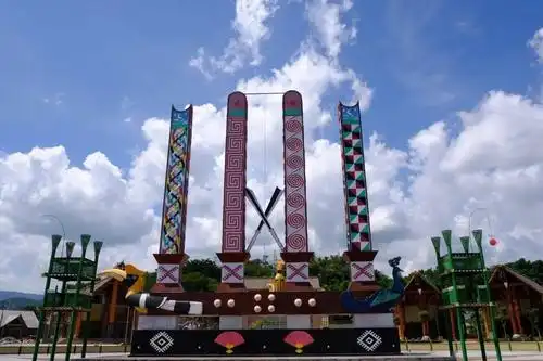 在景颇族的目瑙纵歌场绕着图腾柱起舞