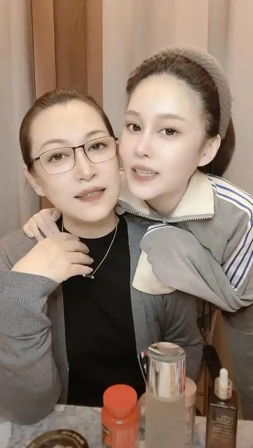 赵本山老婆马丽娟的秋季穿搭,就非常值得同龄女性去参考,她和女儿罕见