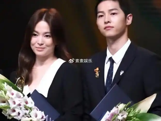 宋仲基为妻子凯蒂挡镜头,满脸温柔阻止拍摄,打招呼超友善