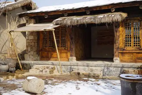 多年前 清一色的仿古建筑,各式各样的门楼店铺,这是现实版的古代街道