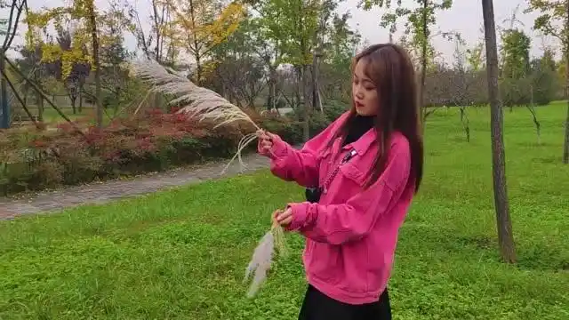 琥珀妞妞一首《亲爱的不要把我忘记》歌词朴实亲切,歌声很甜