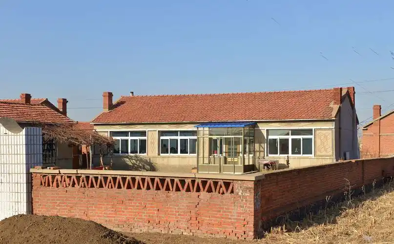 二哥家略显气派的三间大瓦房.