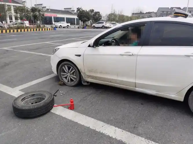 重庆|高速爆胎竟浑然不知 执法服务显为民初心 _综合交通网