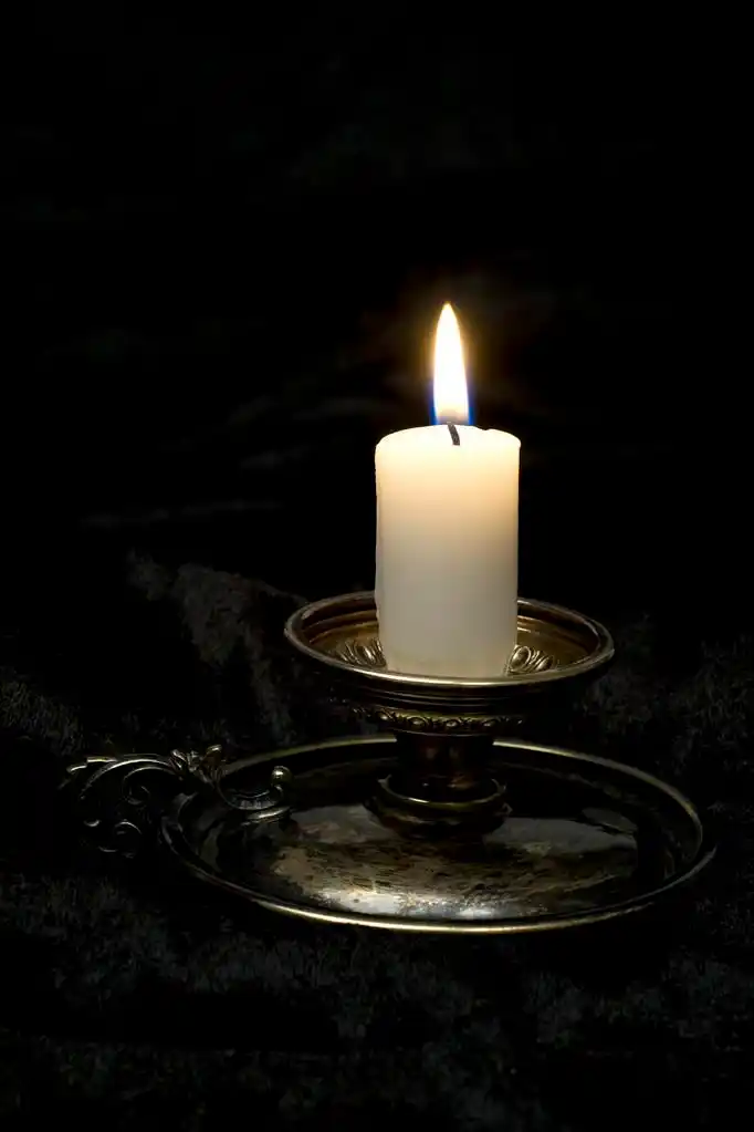 旧时间烛台,燃烧的蜡烛,黑色天鹅绒背景的旧时间烛台.