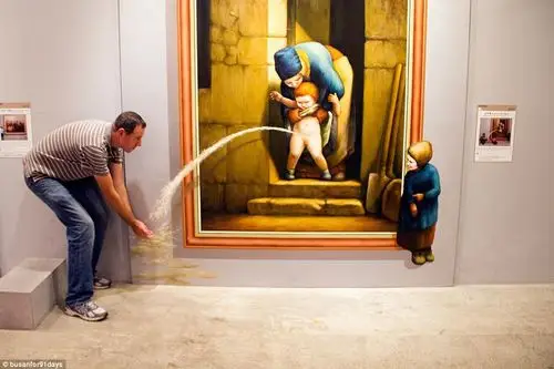 画中的小男孩似乎将尿射到画框外面,游客则摆出接尿的姿势.