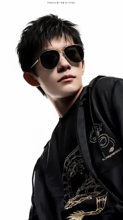 93 辰龙少年霸气登场|易烊千玺    @tfboys-易烊千玺#emporio