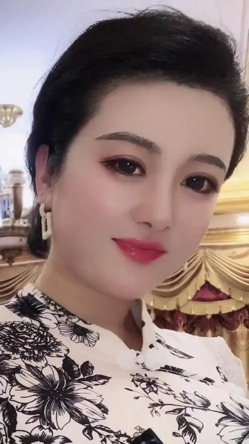 红唇白齿,漂亮大气