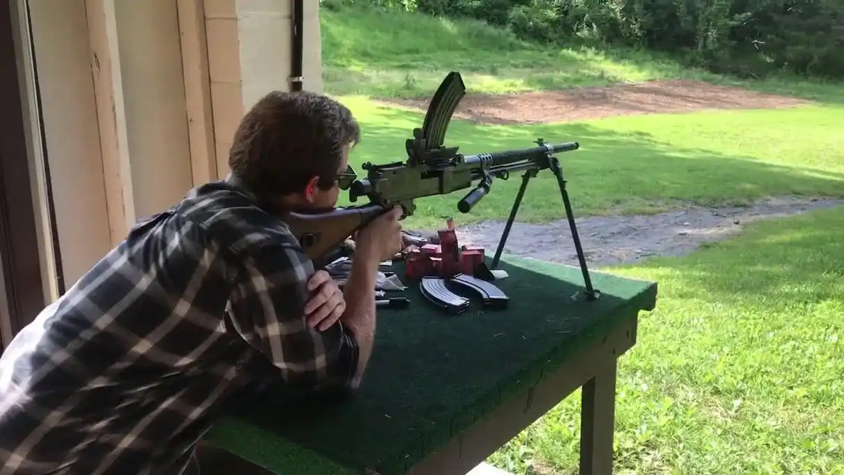 靶场试射日军96式轻机枪