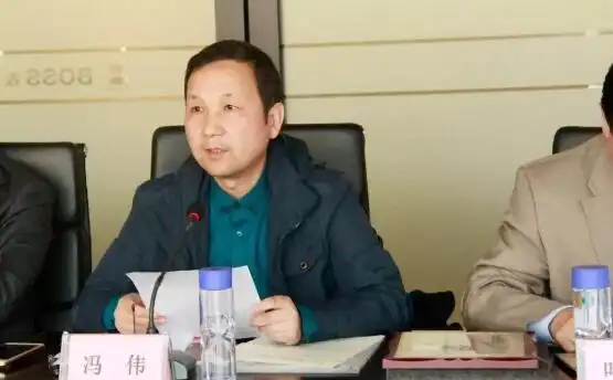 商会会员部主任冯伟宣读换届批复