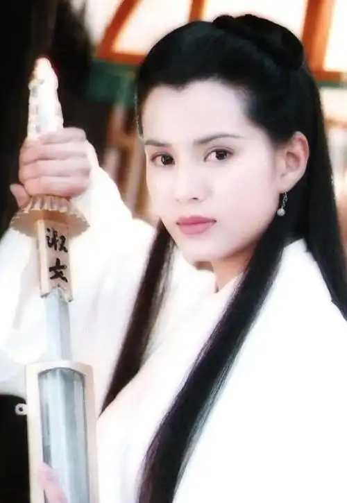 李若彤穿印花裙现身,虽然脸上皱纹明显,但仍保持着小龙女的优雅__凤凰