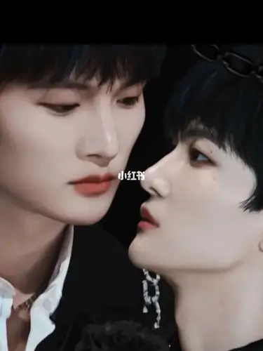 《弃》_周深_项链_面具_眼镜_手机_吸血鬼_红酒_催眠_椅子_文化_阅读