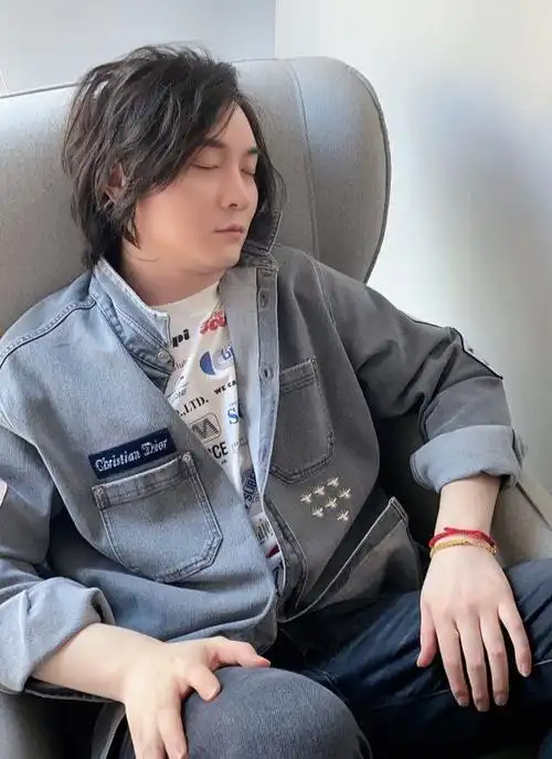 最近一场直播,张大仙在切屏的时候,网友们看到了手